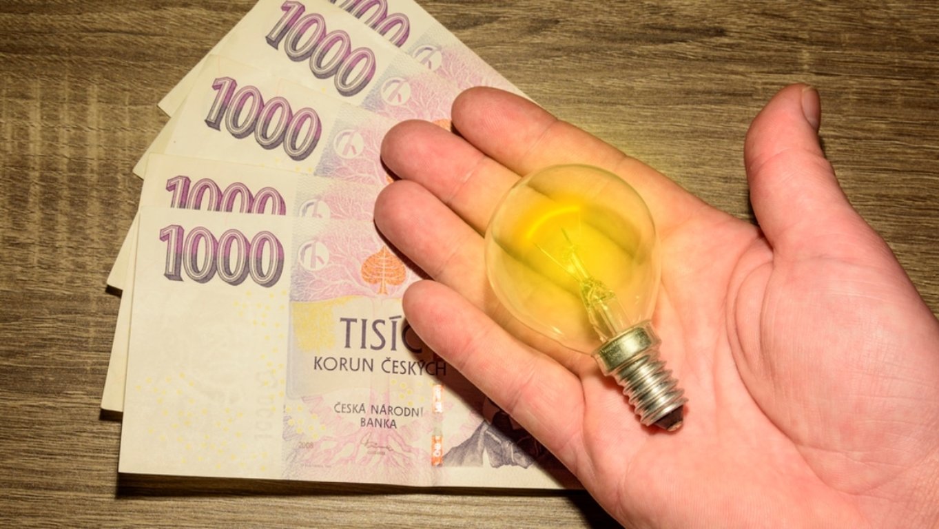 Češi přišli na další jednoduché způsoby, jak šetřit. Energetické firmy jen bezmocně sledují, jak účty klesají