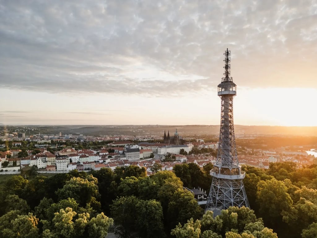 Panoramatický výhled na Petřínskou rozhlednu a na Prahu za ní.