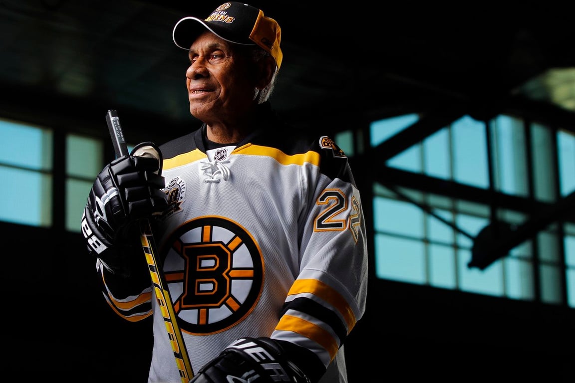Křičeli na něj, aby šel sbírat bavlnu. První černoch v NHL odpověděl hokejem