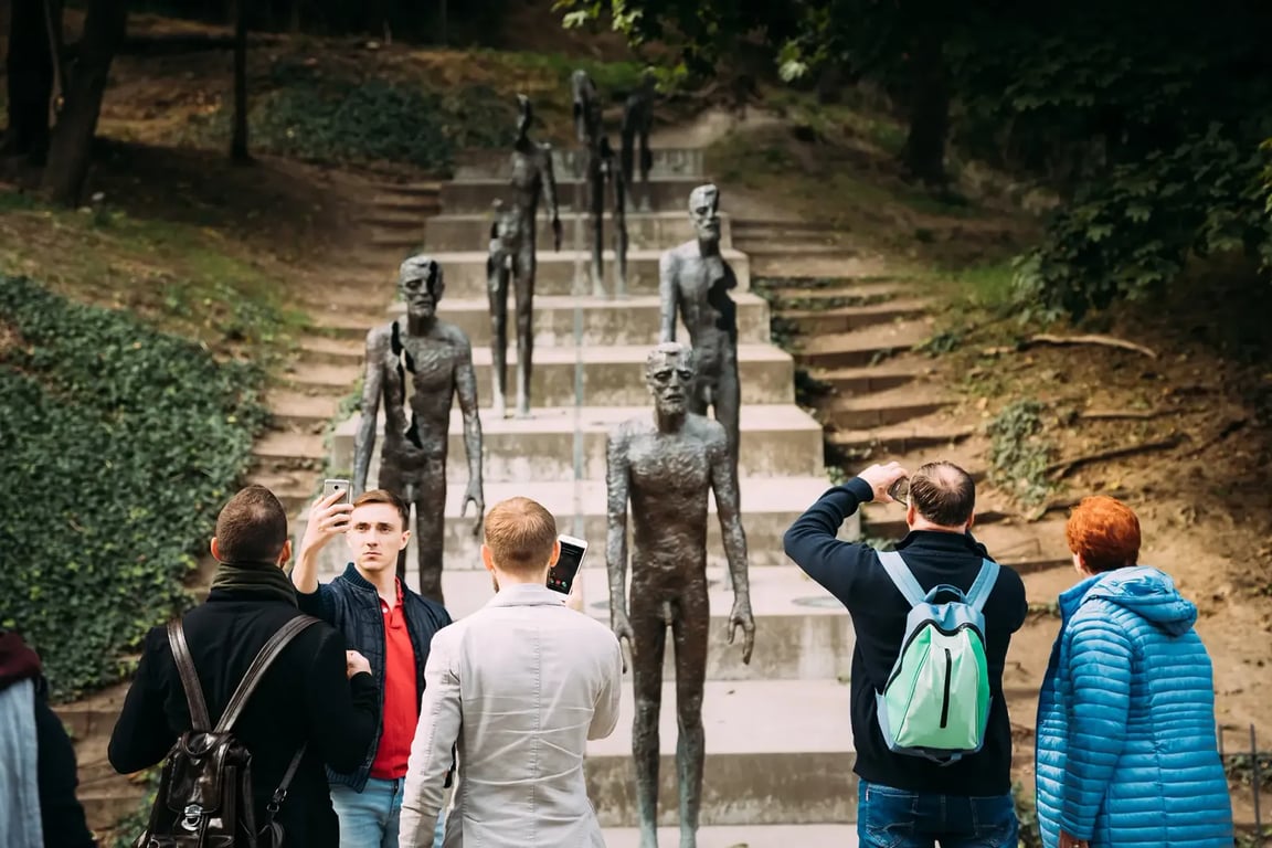 Cizinci se před ním sklánějí v hluboké úctě a jezdí kvůli němu do Prahy. Češi chodí kolem a netuší, co to je