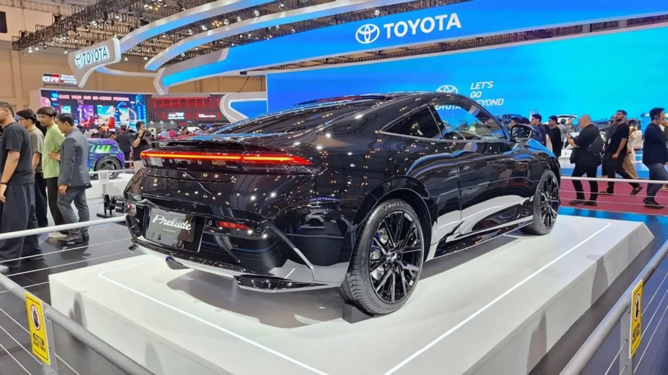 Zadní pohled na sportovní kupé Honda Prelude Concept obklopené návštěvníky veletrhu