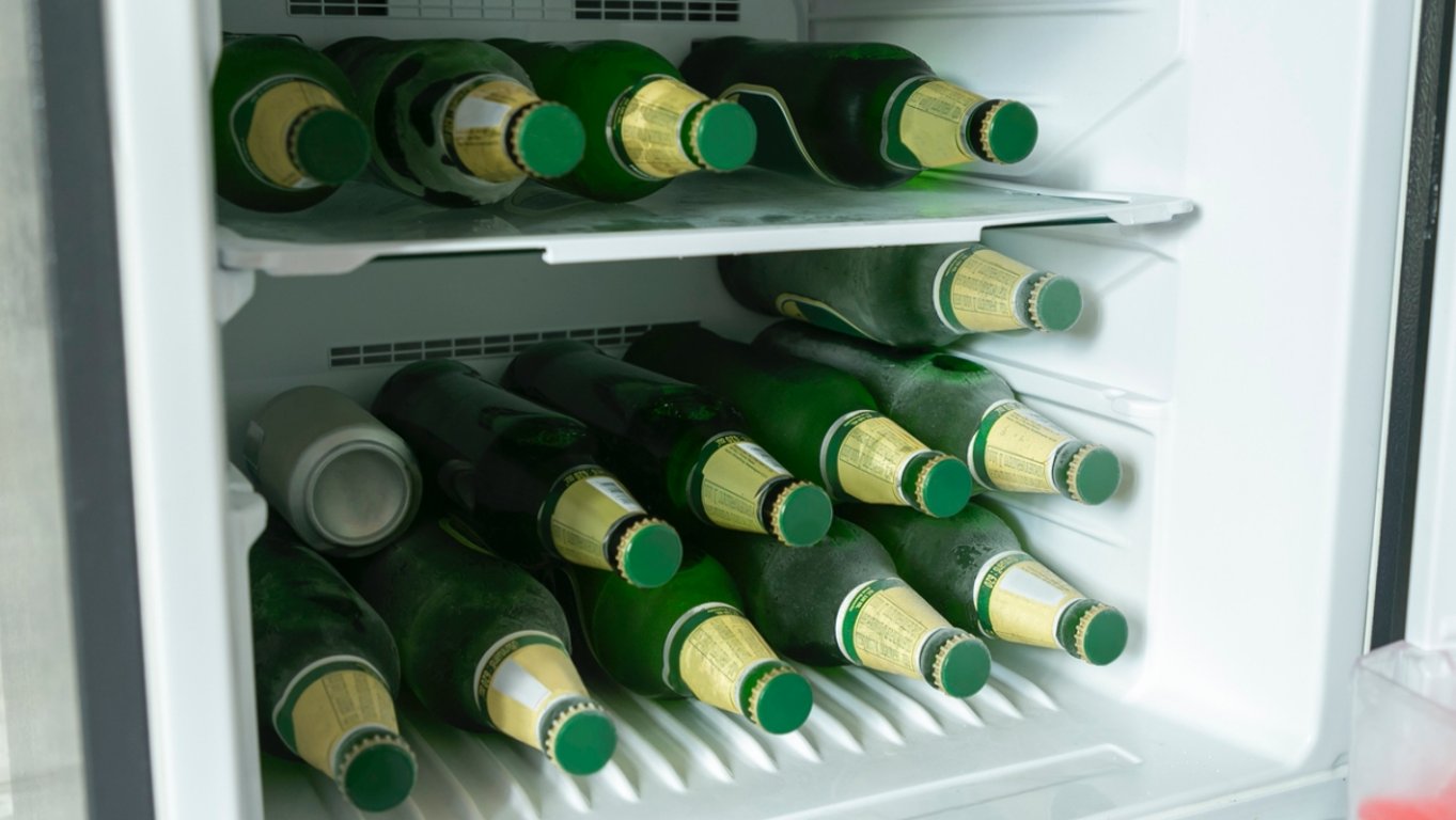 Vychlazení piva nemusí být boj s časem. Existují triky, které zvládají nemožné a mění teplou láhev v ledový zázrak