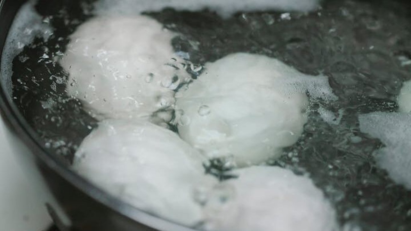 Co se děje s vodou při vaření vajec