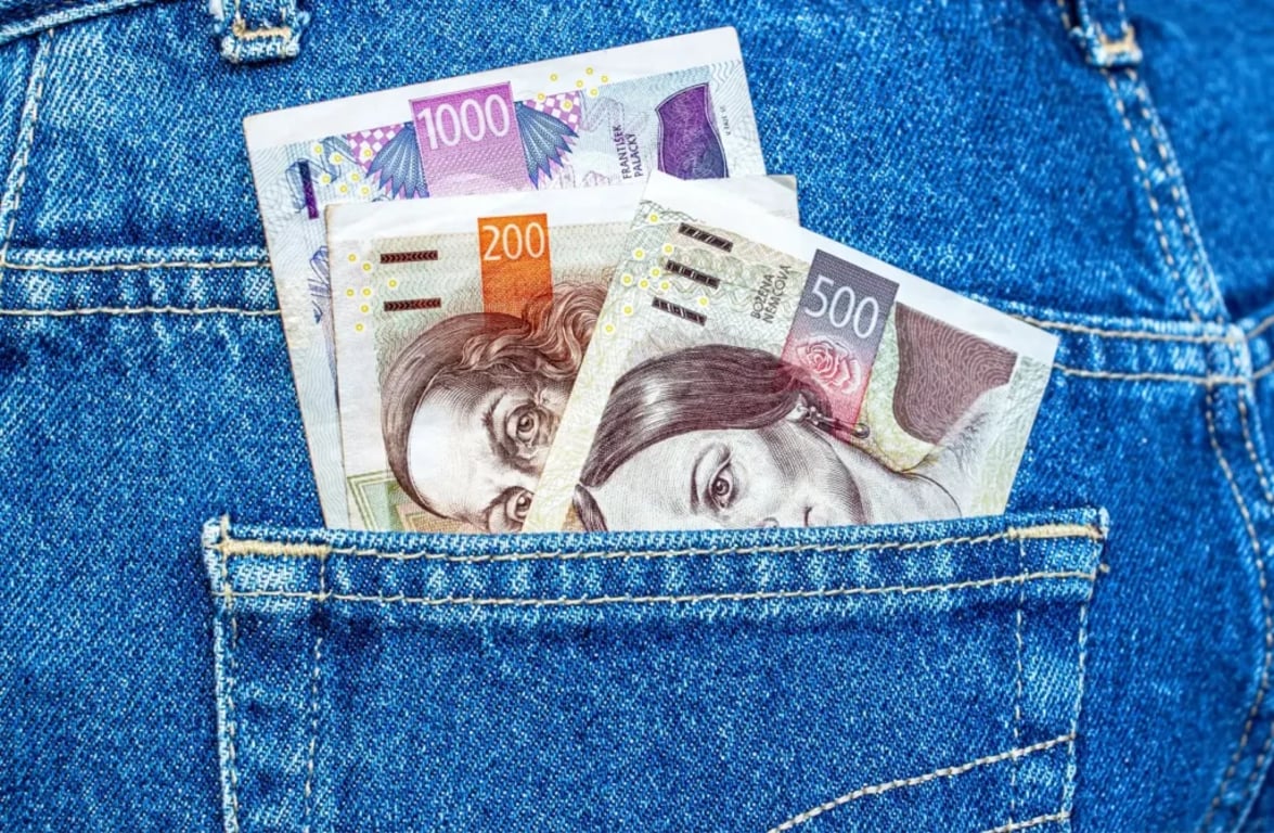 Česká bankovky uložené v zadní kapse džínových kalhot