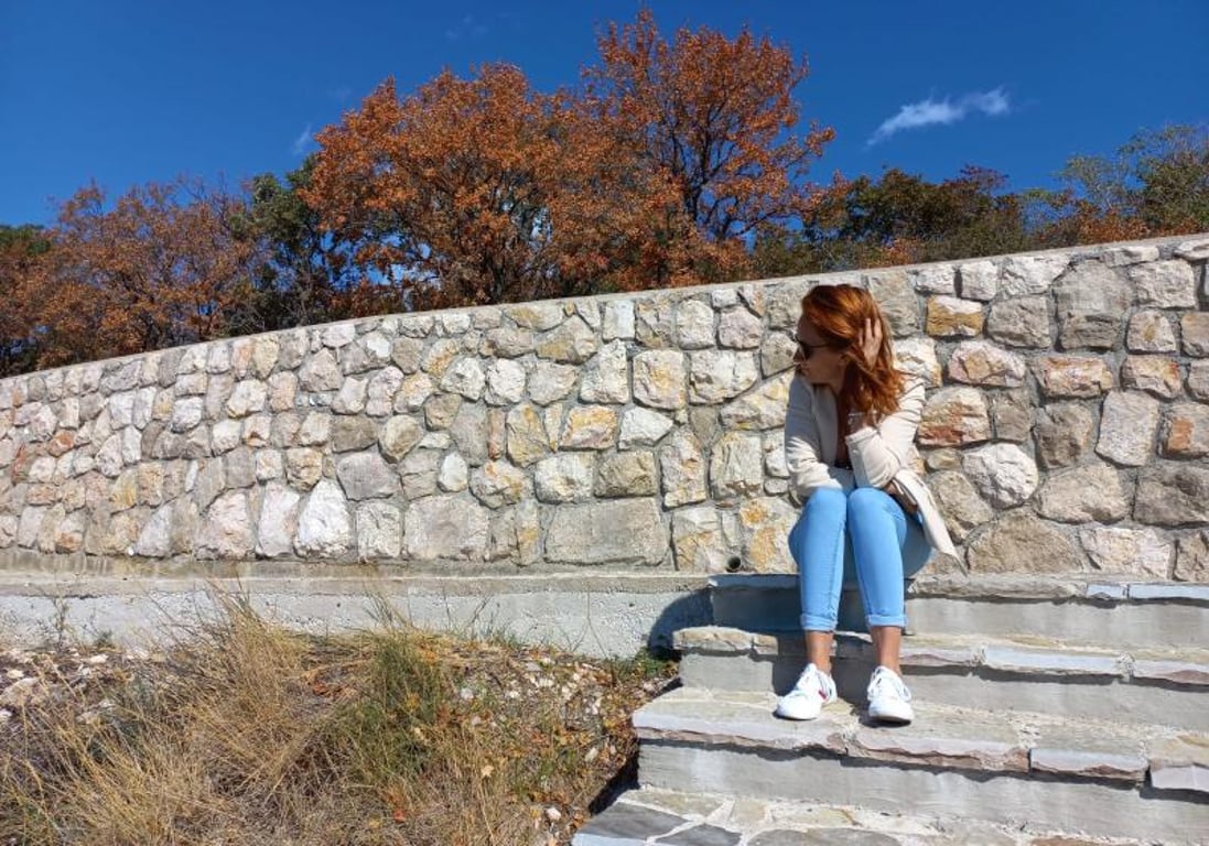 Míša žije v Chorvatsku. Proč se tam na kávu nechodí s knížkou, co místní nechápou na Češích a jsme pro ně stále ti „paštikáři“?