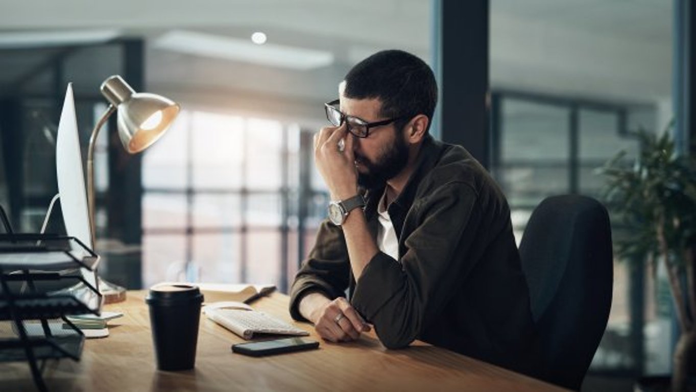 Někde mezi quiet quittingem a vyhořením. Zaměstnanci se cítí pod tlakem a na pracovišti se potichu hroutí