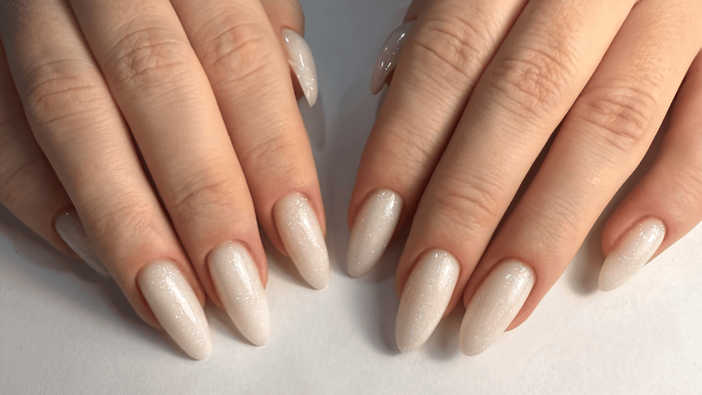 Mléčně bílé nehty: minimalistický trend, který sluší každé ruce a nikdy nevyjde z módy