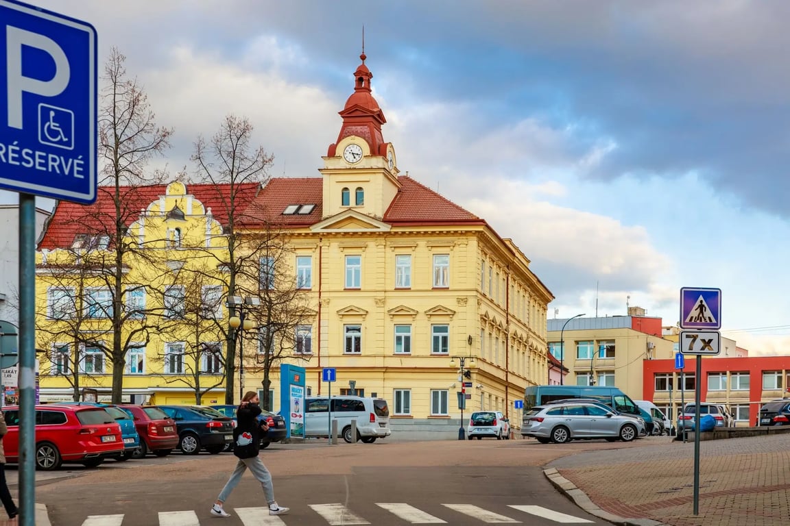 Na české silnice míří nová značka. Řidiči si budou muset změnit návyky parkování, nebo přijdou o auto