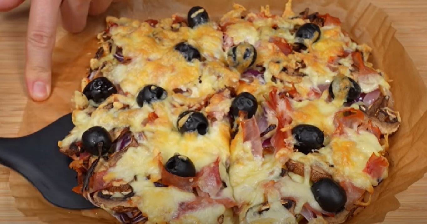 Zapomeňte na hnětení či válení těsta – tato minutová pizza z horkovzdušné fritézy je geniálně jednoduchá a výborná
