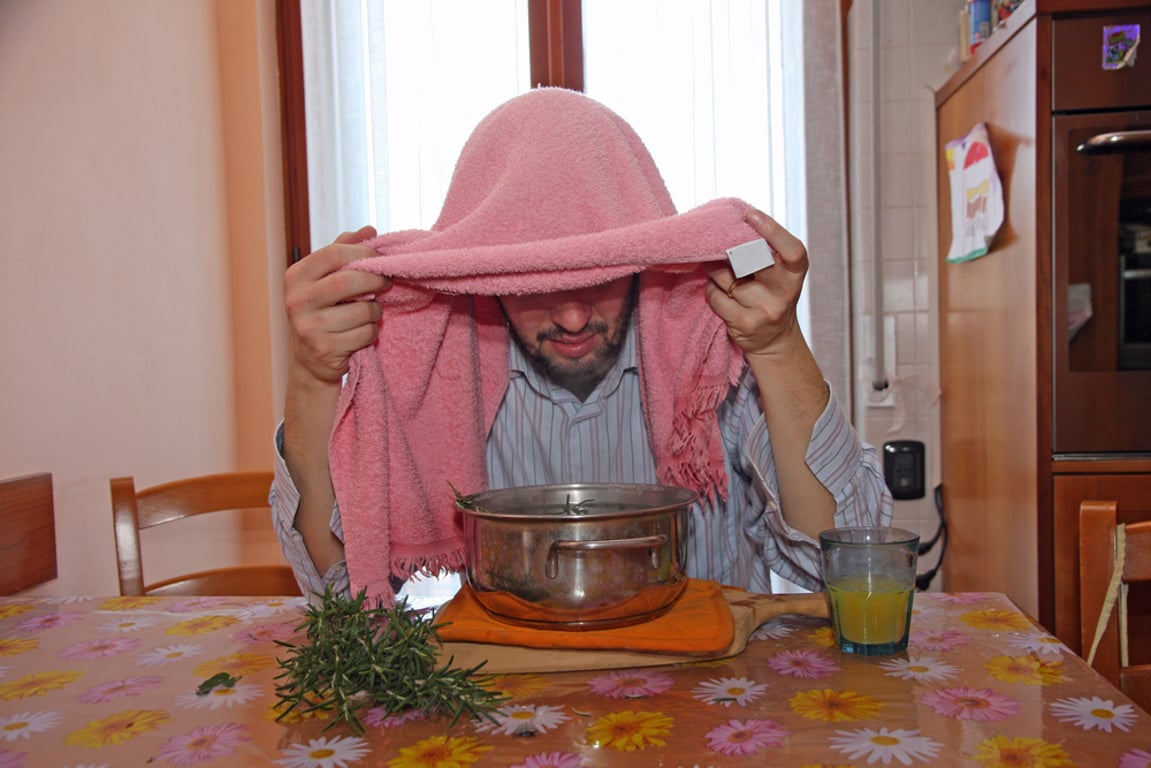 Nejrychlejší úleva od rýmy nemusí být v lékárně. Bylinná inhalace podle babiček funguje dřív, než stihne nemoc zesílit