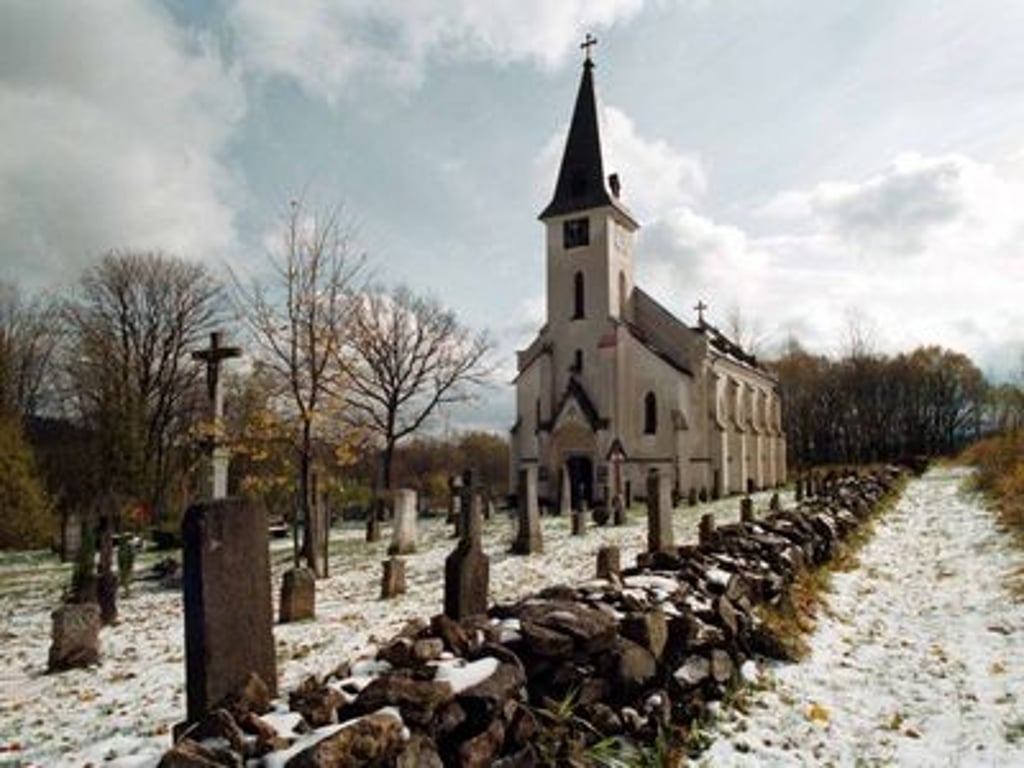 Hodiny kostela navždy ukazují za pět minut dvanáct. Z osudu zaniklé obce mrazí dodnes