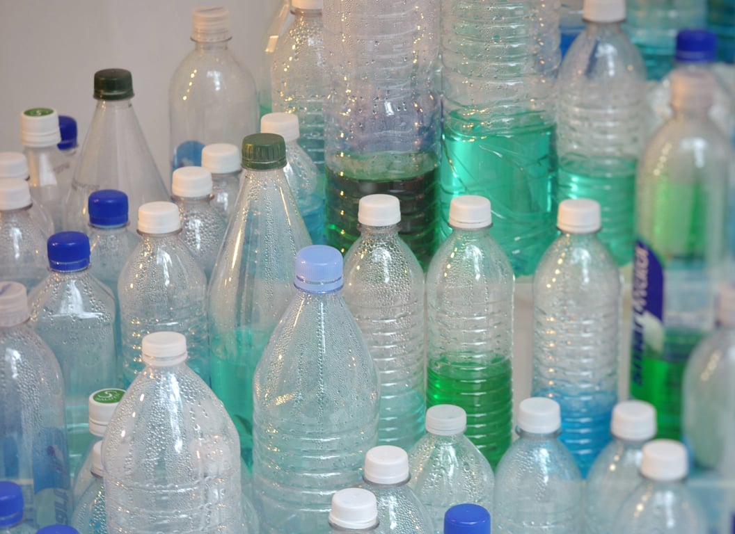 Evropská unie zase řádí. Po připevněných víčkách rozhodla o dalších změnách na plastových lahvích