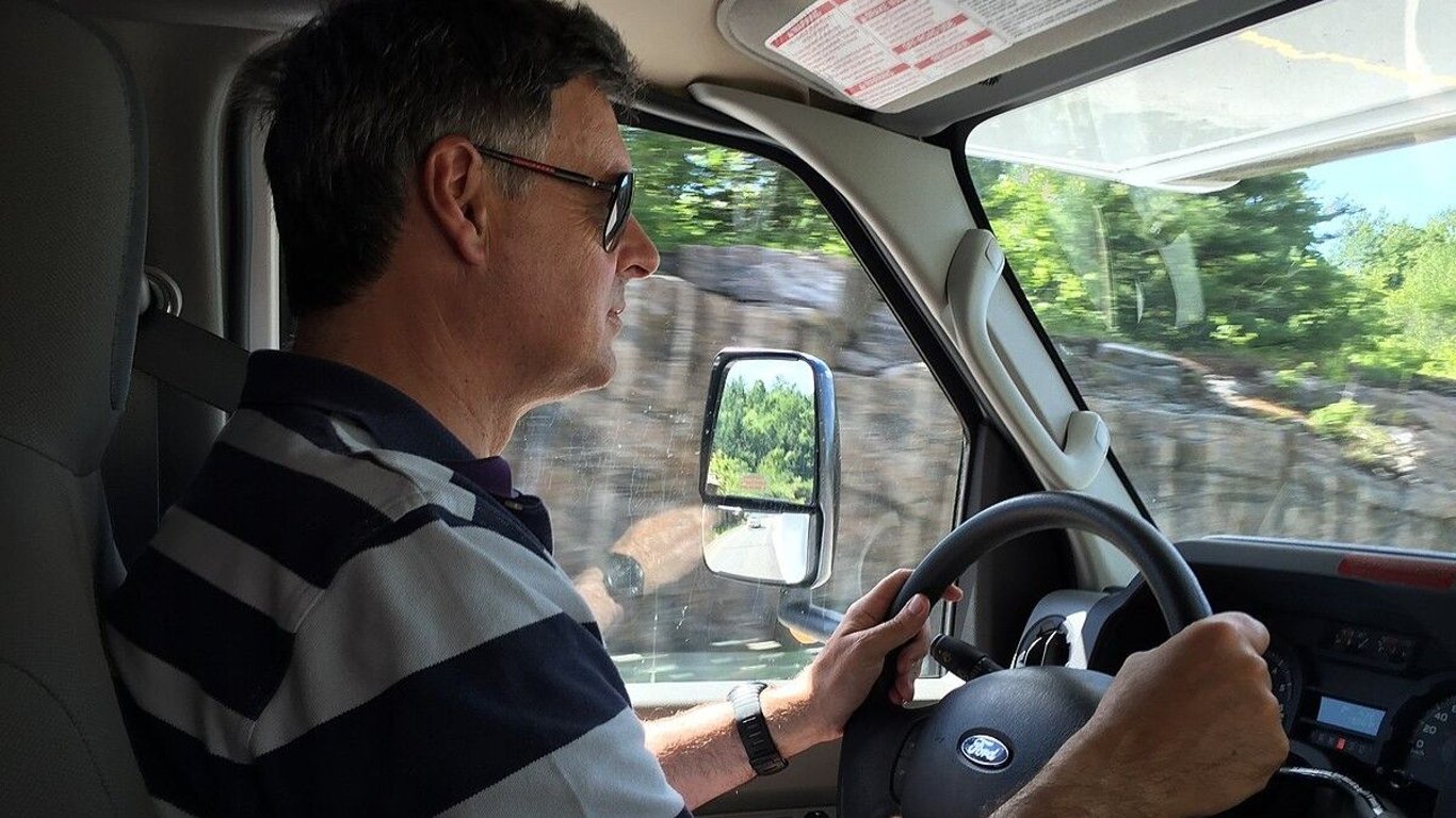 Za tento zvyk hrozí řidičům mastná pokuta. Mnozí ani netuší, že je to zakázané
