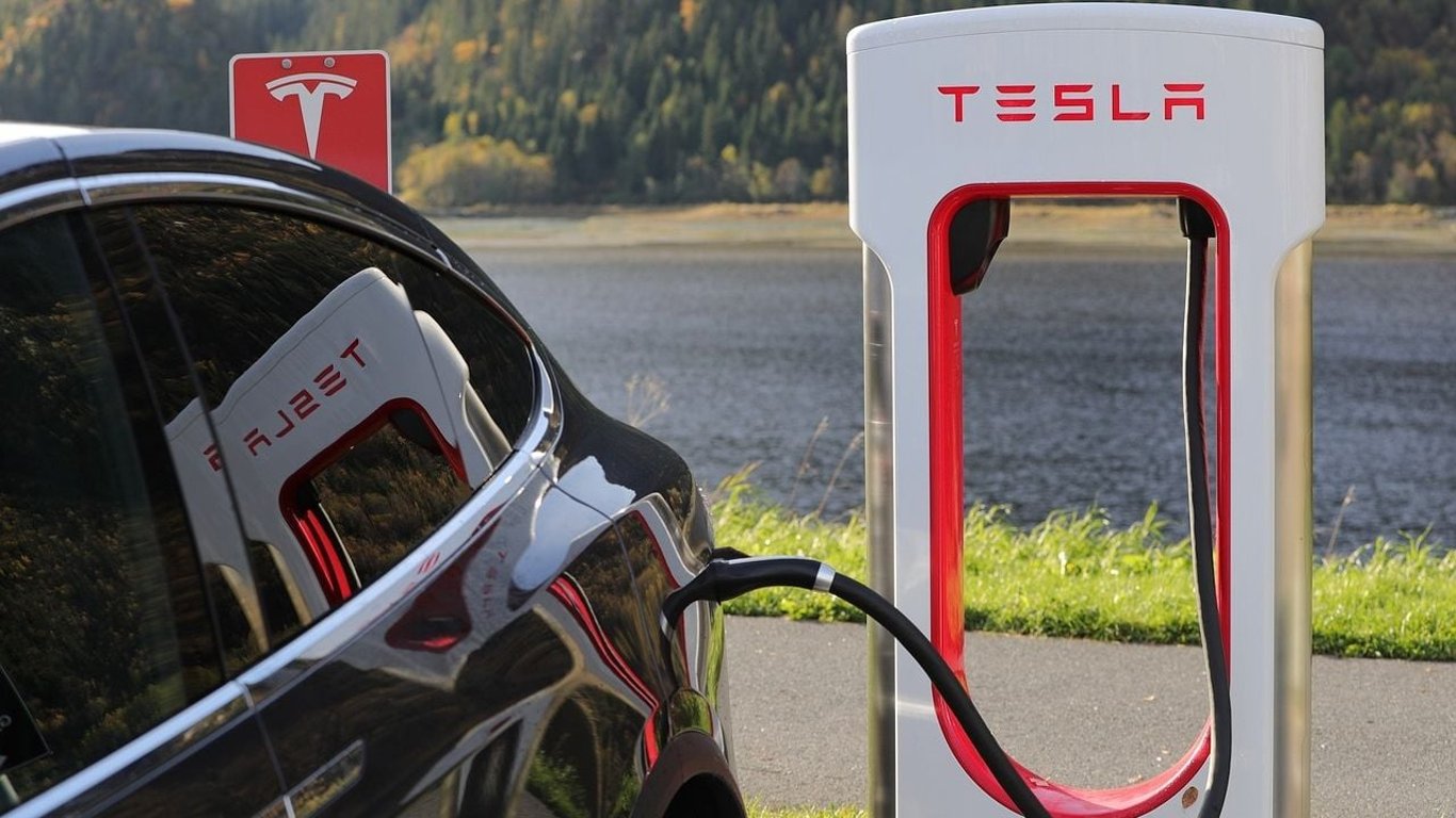Tesla zákaznický servis, výměna baterie Tesla, vysoké náklady na opravu, ekologičnost elektromobilů, kapacita baterie, elektromobilita