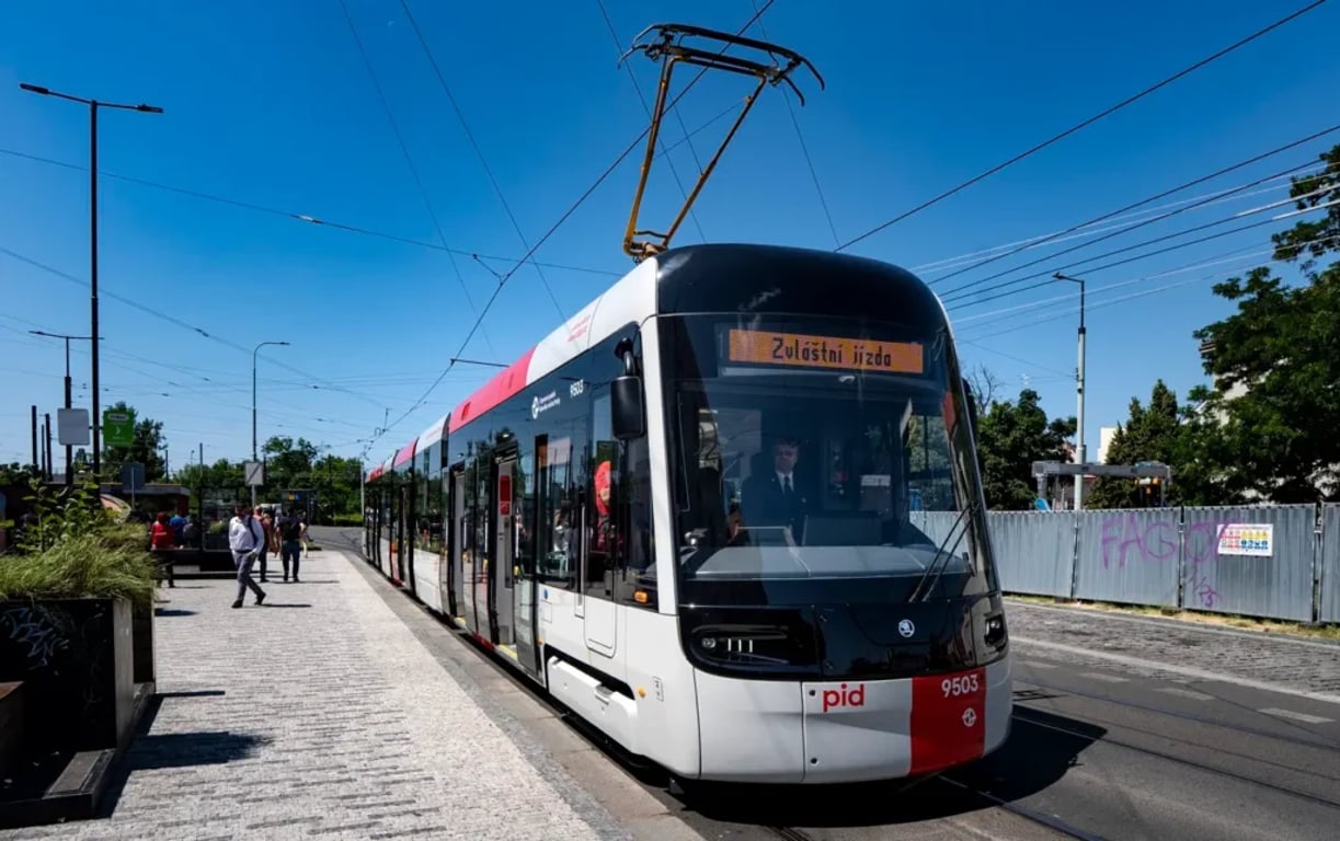 V Praze vyjely 4 nové supermoderní tramvaje od Škodovky. Vypadají jako z budoucnosti a lidé na ně zírají s otevřenou pusou