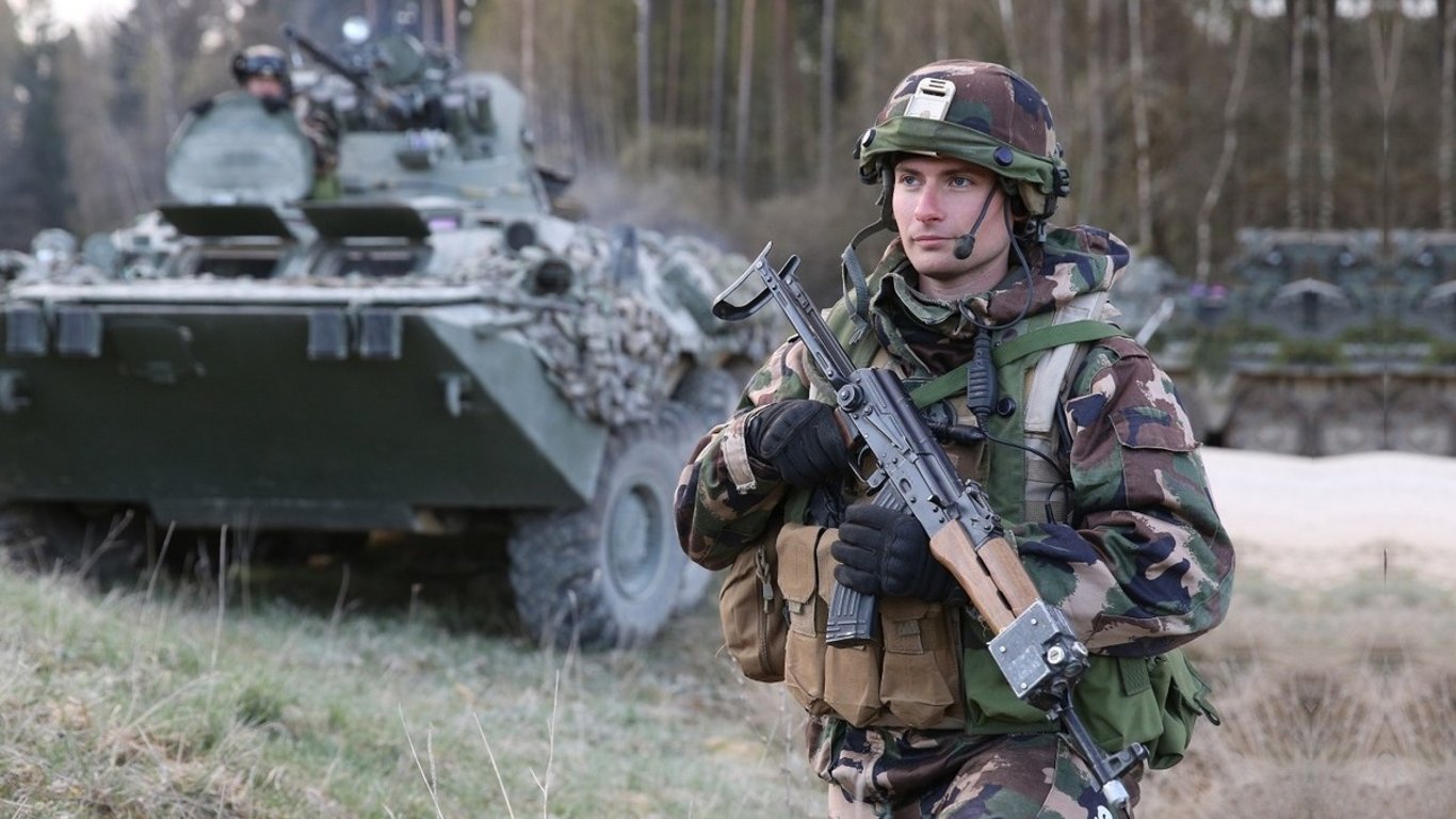 Maďarský voják u obrněného transportéru