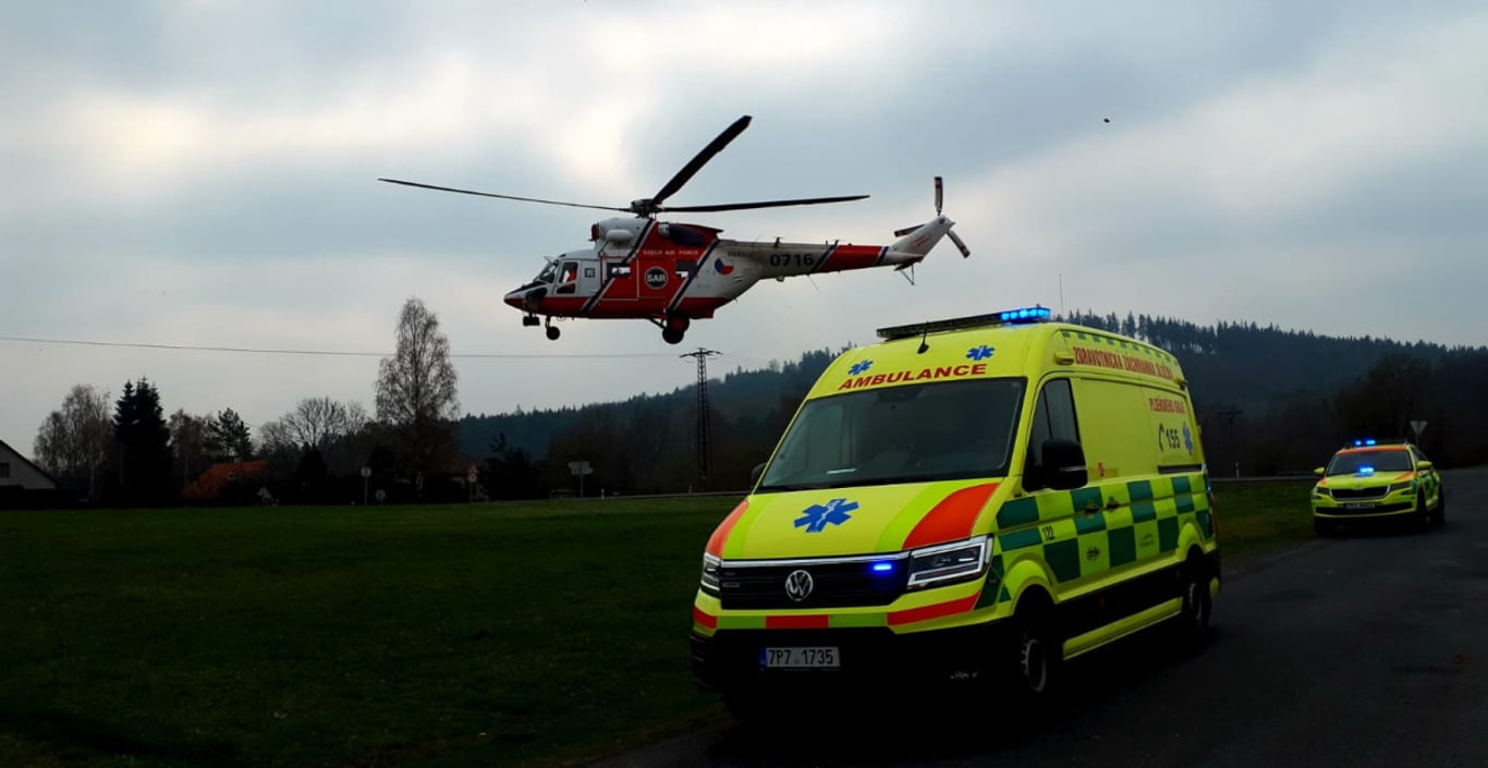 Zdrogovaný řidič se s autem několikrát převrátil. Těžce zranil sebe i spolujezdkyni