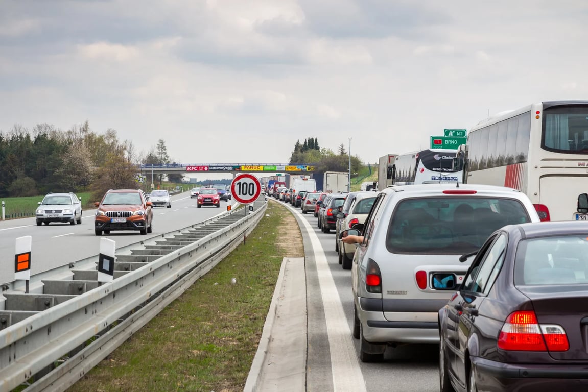 Na Prahu se teď skoro nedostanete. Uzavírka tunelu způsobila chaos, lidé stojí v kolonách celé hodiny