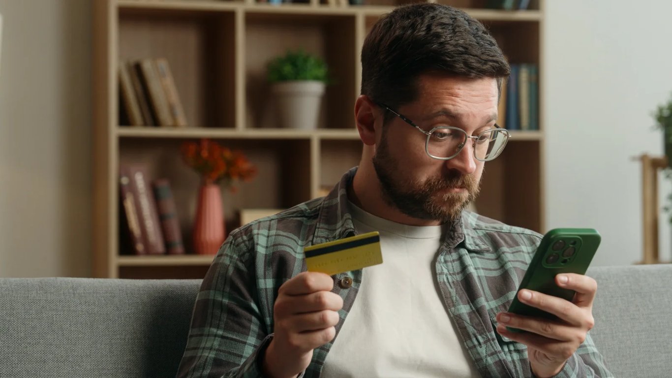 Nová vlna podvodů drtí Česko: Falešné e-shopy lákají na slevy, lidé mizí o výplaty přes telefon.
