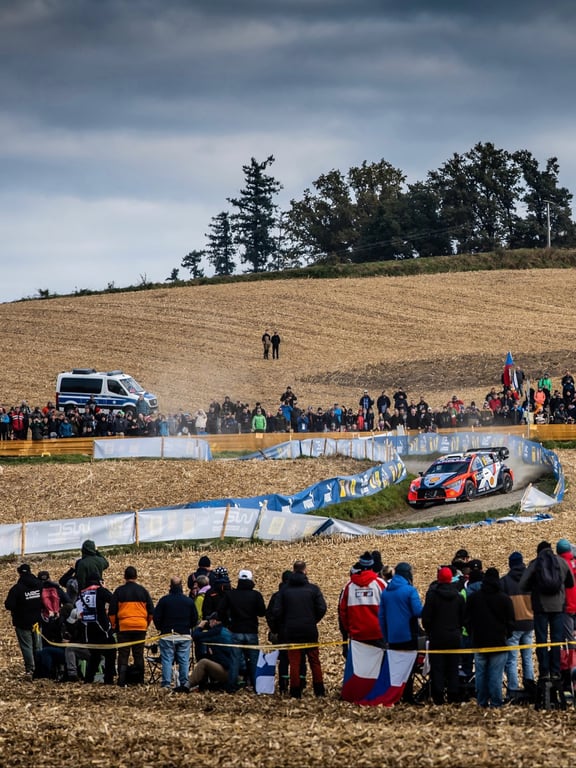 FOTO: Ogier zahájil Středoevropskou rallye nejlépe, Rovanperä těsně za ním