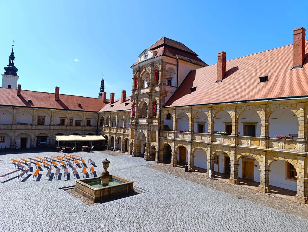 Desítky let o tomto zámku nikdo nemluvil. Teď z něj udělali národní památku a Češi se mohou právem pyšnit