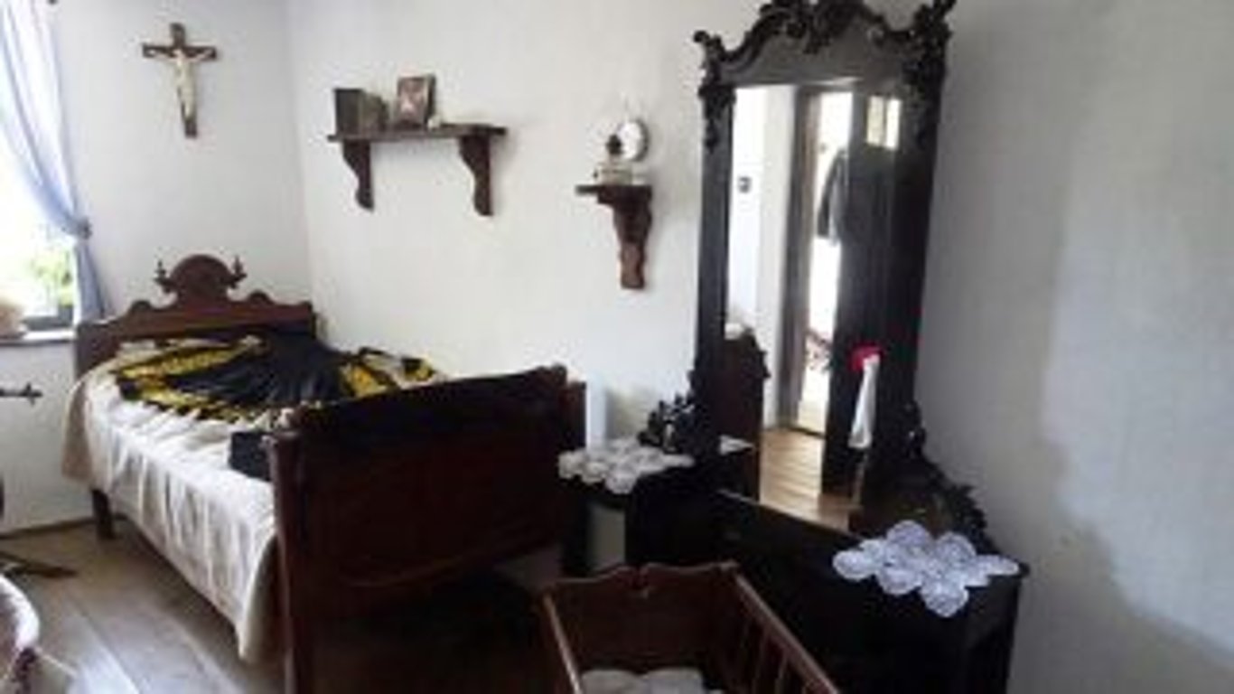 Starý nábytek po babičce nevyhazovat. Za křeslo z dob ČSSR se dá získat přes 10 000 Kč. To samé platí o zachovalých kredencích