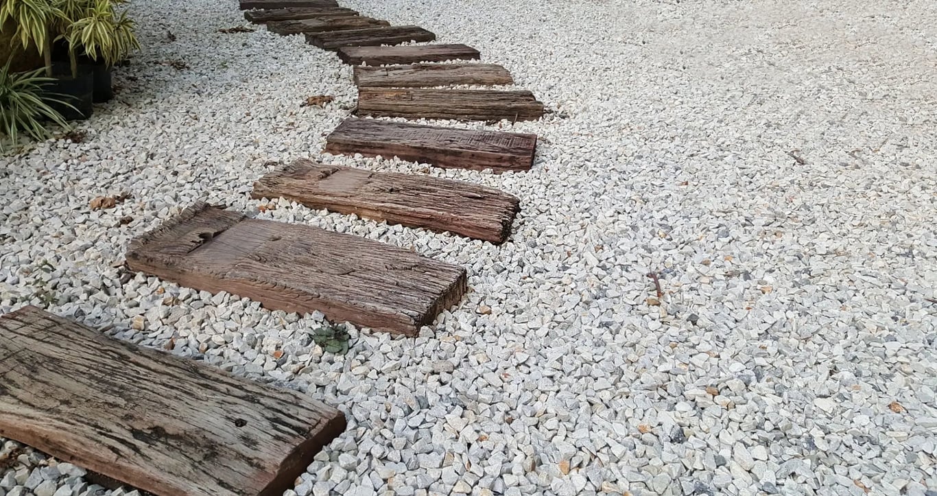 DIY dřevěný zahradní chodníček.
