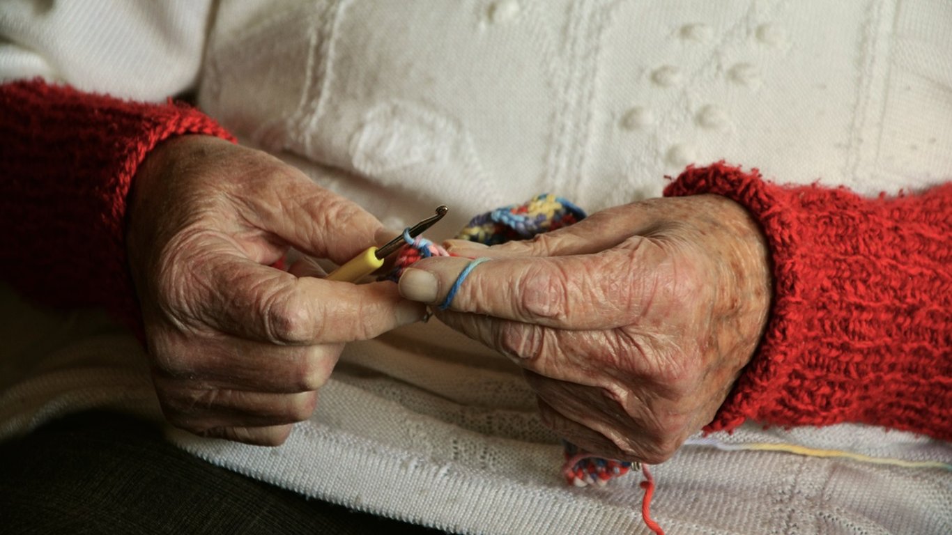 Babička pletla svetry celé dny bez odpočinku. Když rodina zjistila proč, zůstala v šoku a se slzami v očích