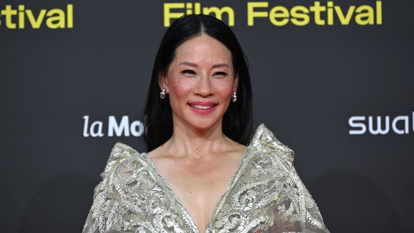Lucy Liu mění styl a vypadá jako bohyně. Hvězda Charlieho andílků zářila na filmovém festivalu v Locarnu