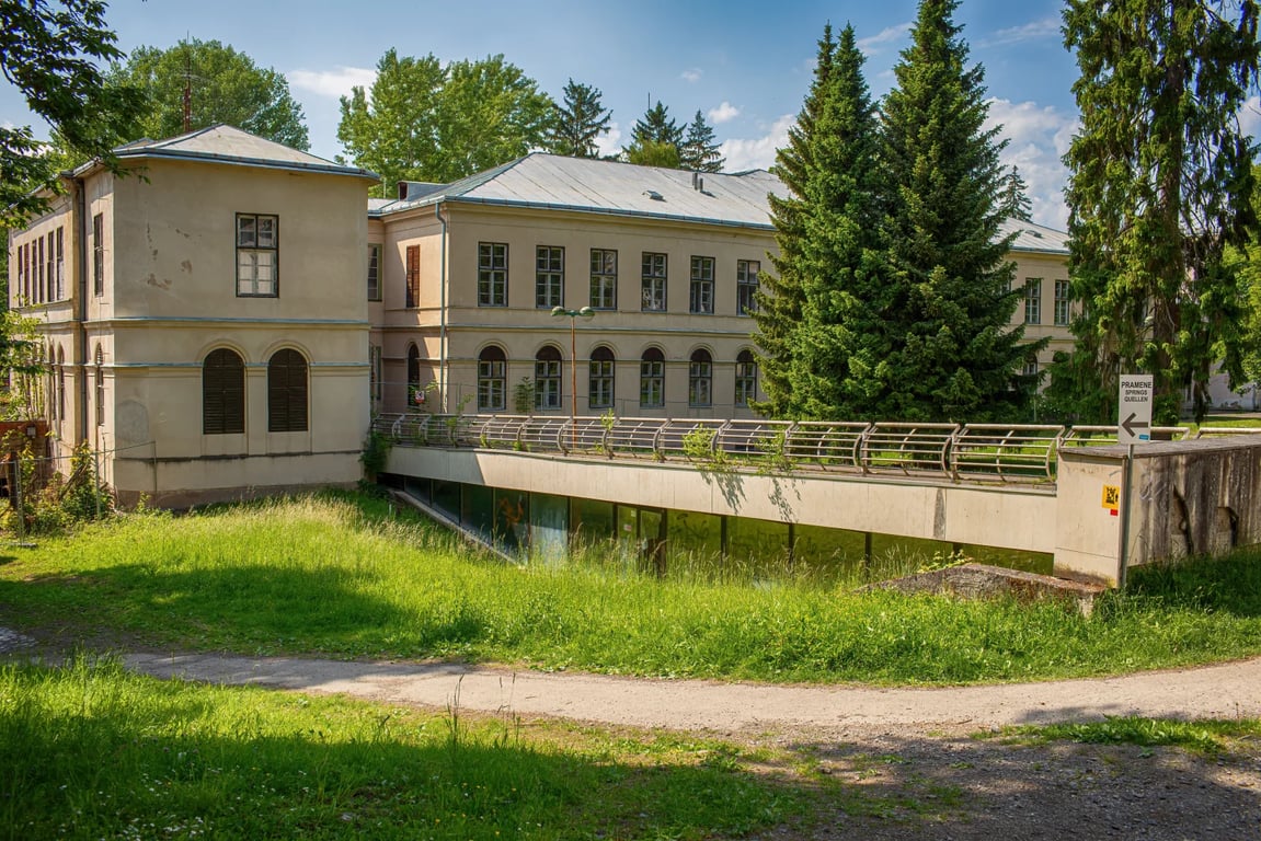 Milované lázně Čechů se mění v obří staveniště. Rekonstrukce za miliony omezí jejich provoz a fungování