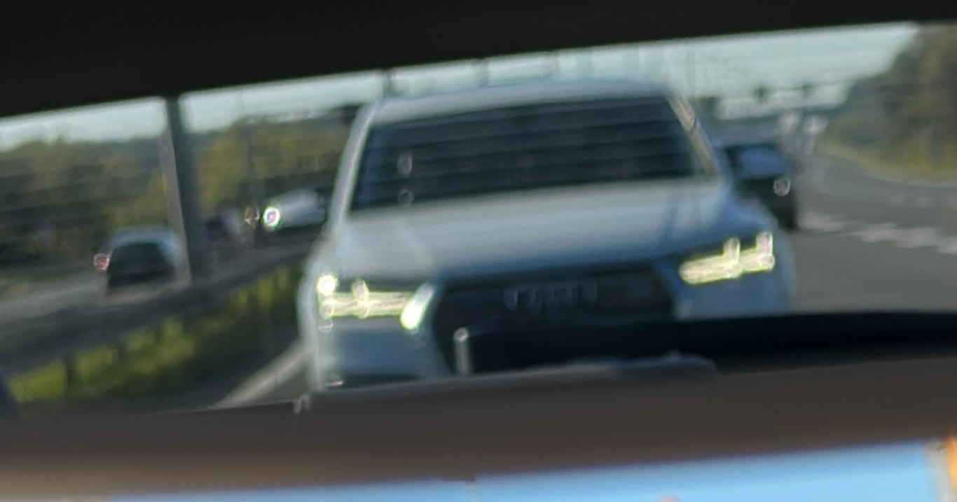Hulvát v Audi Q7 agresivně vybrzdil Renault Twingo. Neměl ale tušení, kdo z malého auta vystoupí a co nastane