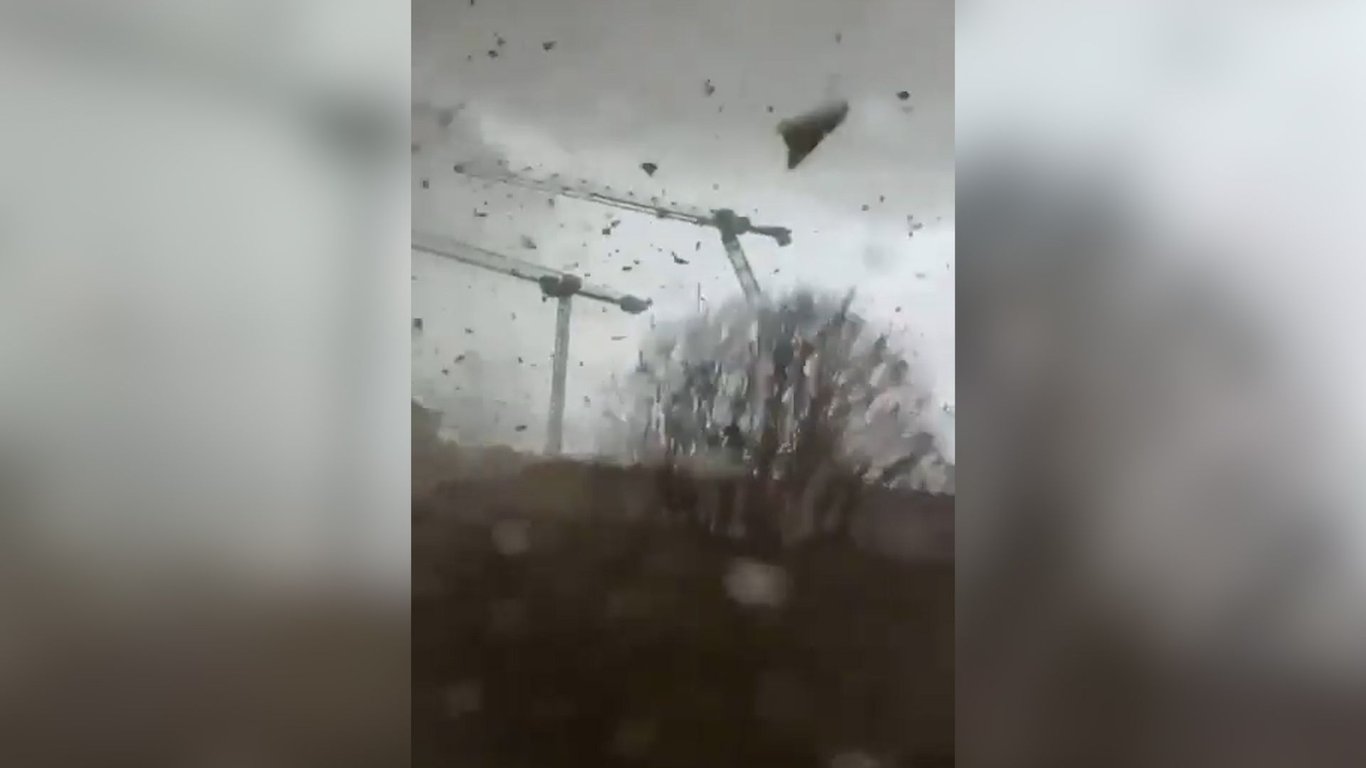 Na předměstí Paříže drsně řádilo tornádo, shodilo tři jeřáby. Může za něj omega blok