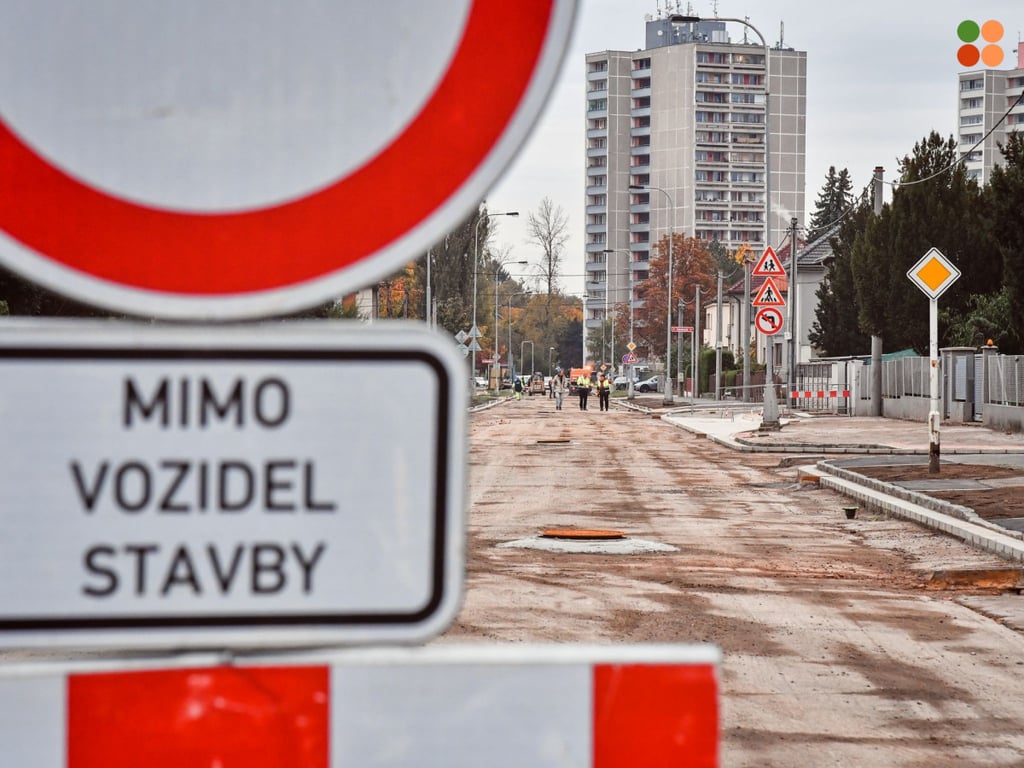 Veverkova ulice v Hradci Králové se chystá na nový asfalt. Opravy míří do finále