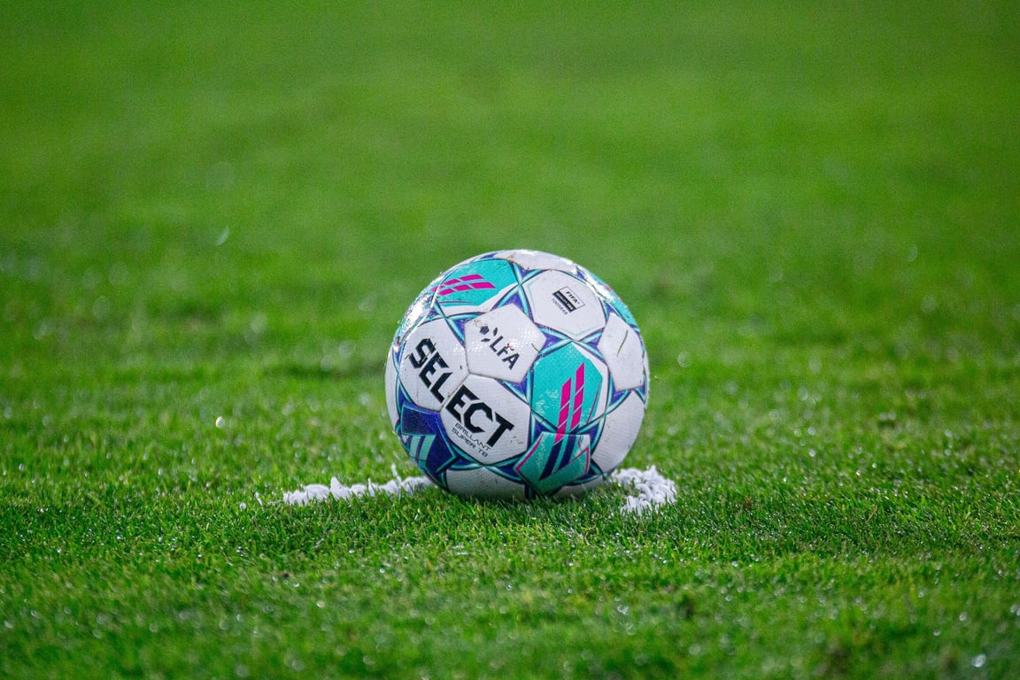 Selhání hlavního sudího i VAR. Dva odvolané góly v derby na Letné měly platit