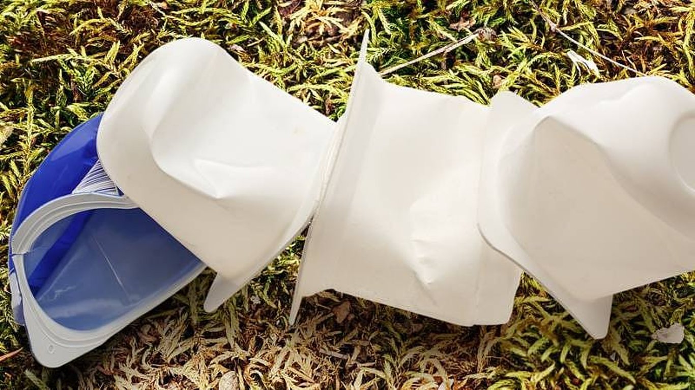 Jogurtové kelímky na zemi