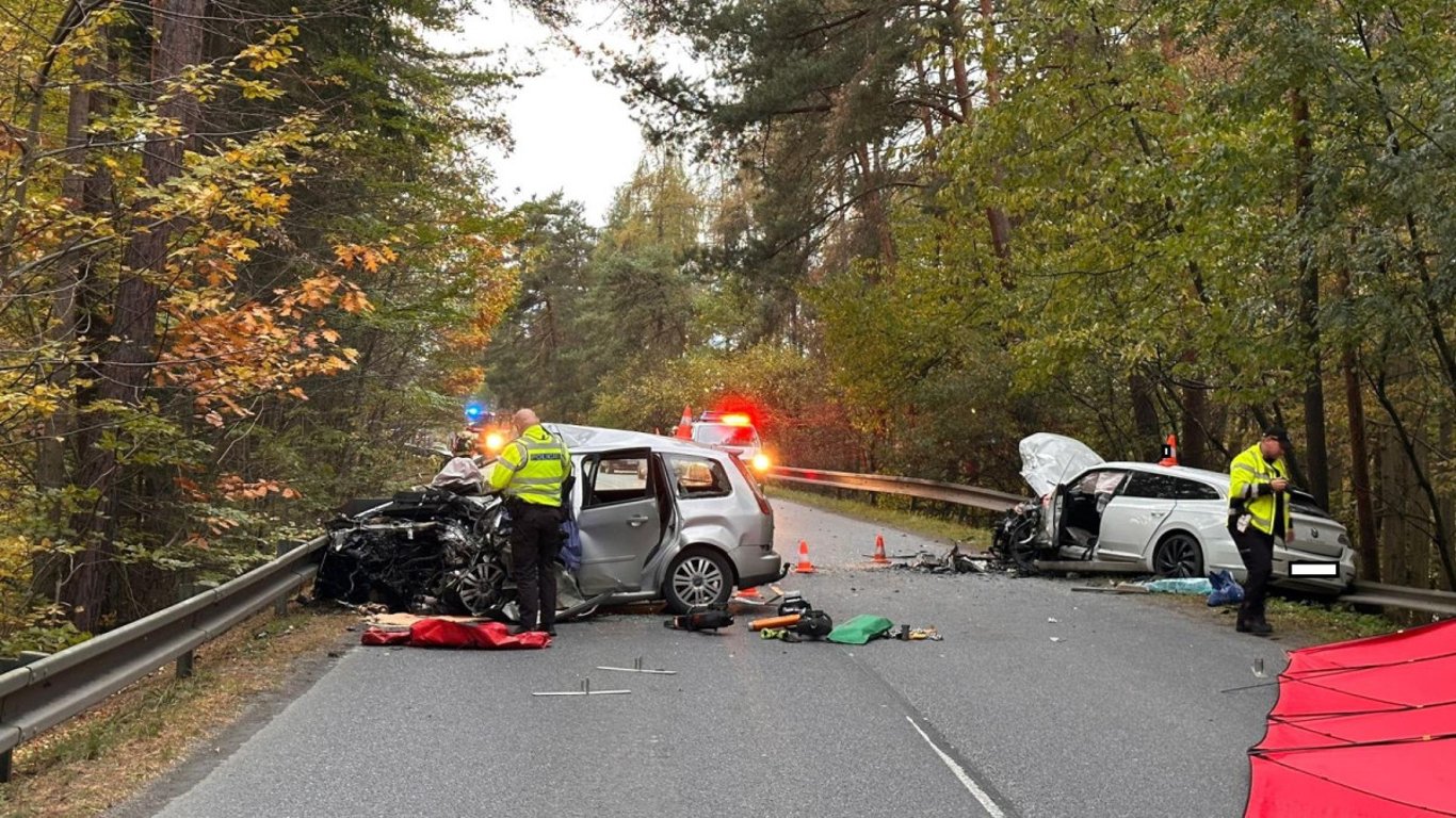 U Podolského mostu bourala tři auta. Řidič jednoho z nich nepřežil