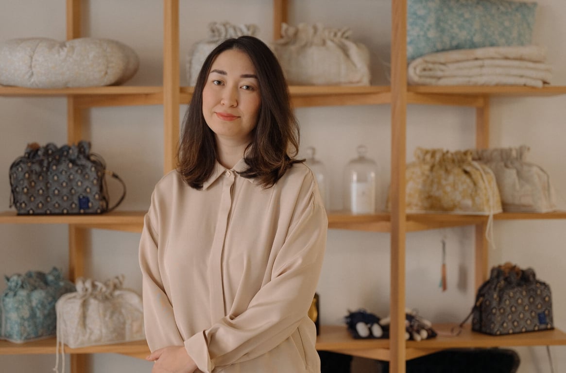 „Móda by neměla ženu svazovat nebo jí diktovat, jak má vypadat,” věří Assel Janischová, zakladatelka značky, která sází na osobní vztah