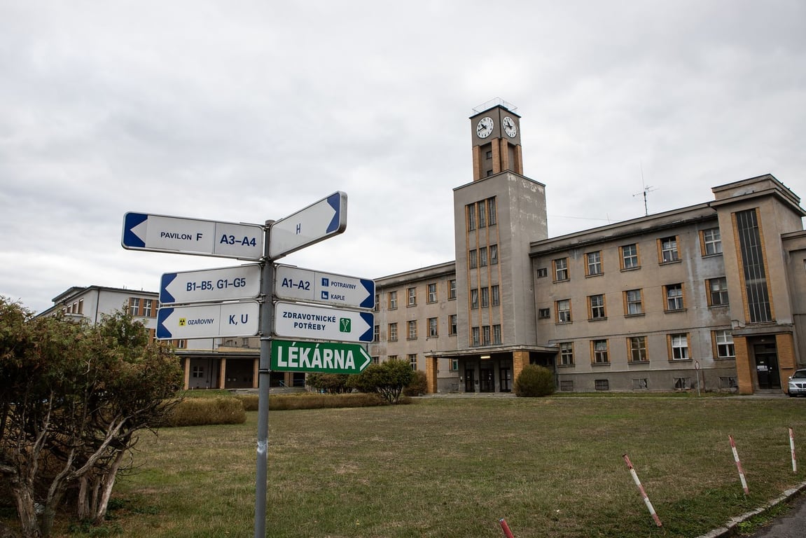 VIDEO: Obří rány slyšeli až v posteli. Velký souboj v areálu Thomayerovy nemocnice