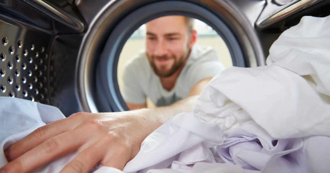 Otevřel pračku a okamžitě začal křičet o pomoc. V bubnu se schovával tvor, který ho mohl zabít