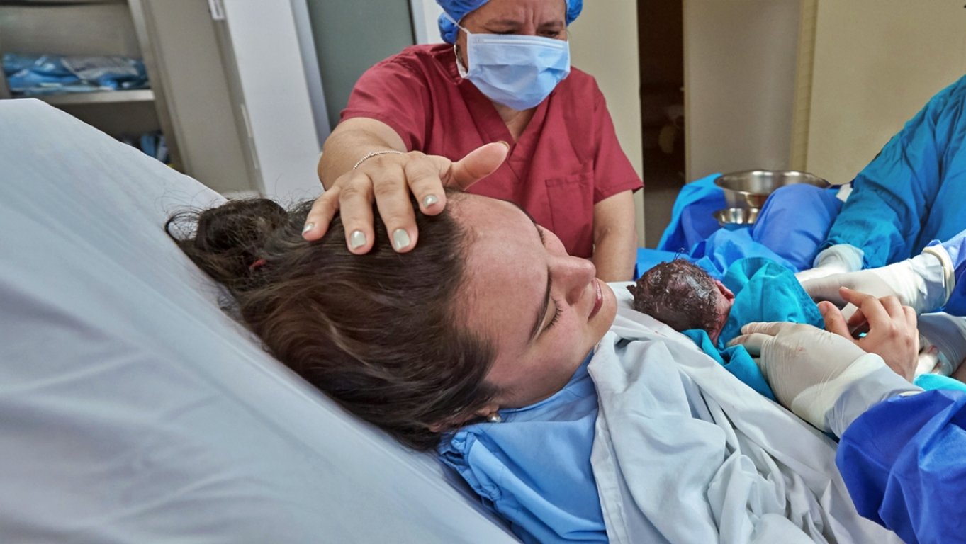 Jeho žena po porodu nedýchala a lékaři ztratili naději. Pak k ní promluvil a stal se zázrak, který šokoval všechny