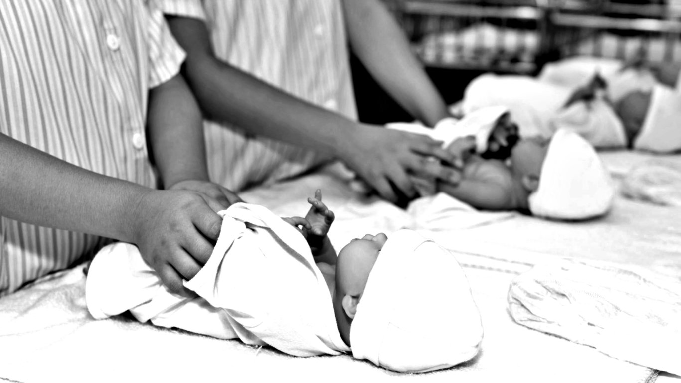 Trojčata byla v dětství násilně oddělena. Po 20 letech se dozvěděli, proč nikdy neměli být spolu