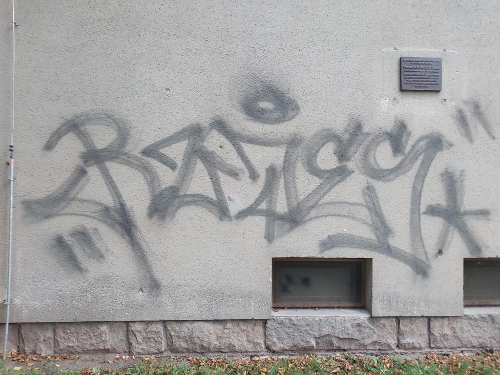 Policisté z Nové Paky pátrají po vandalovi, který posprejoval budovu. Žádají veřejnost o pomoc
