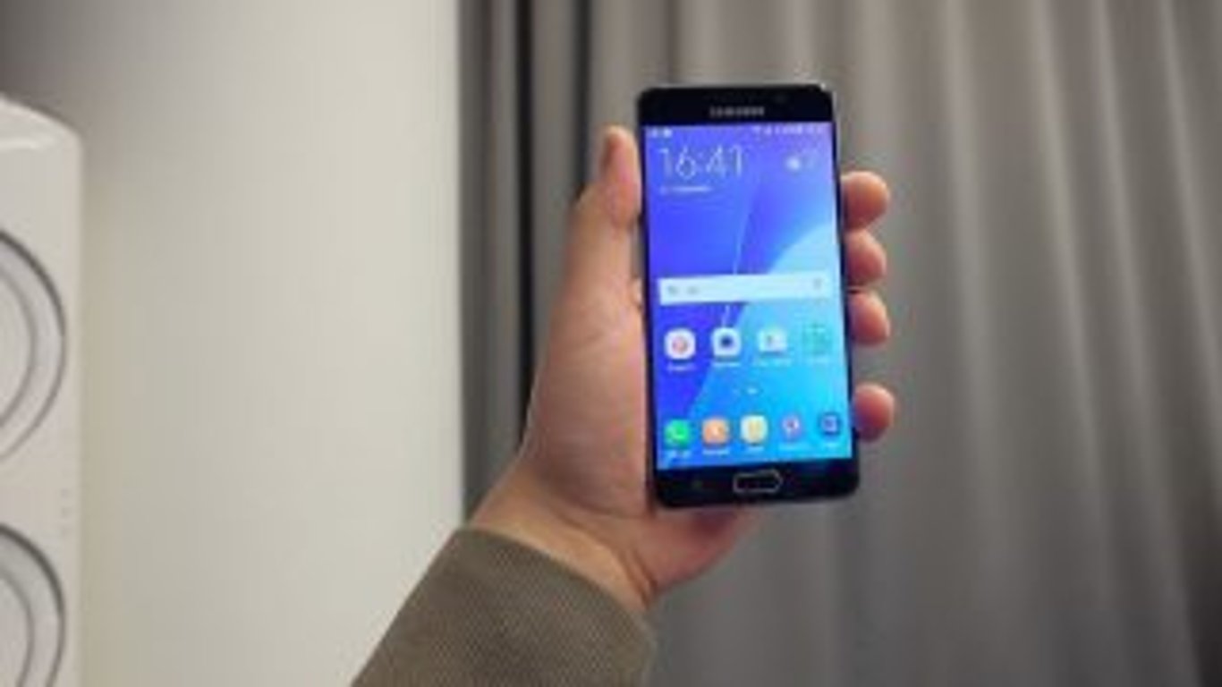 Vláda: Majitelé mobilních telefonů budou platit měsíční poplatek