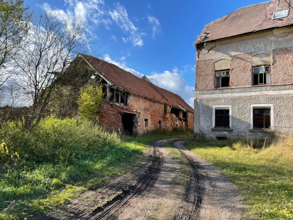 Opuštěný chátrající statek nabízený k prodeji v aukci státního majetku ÚZSVM