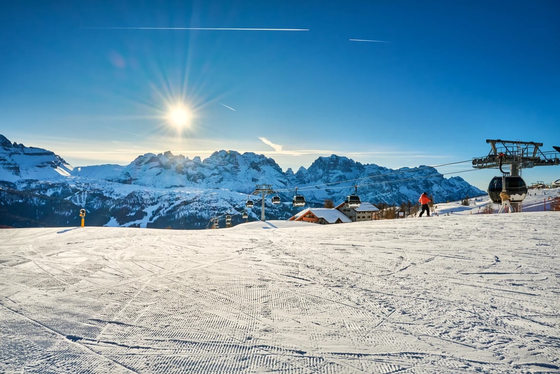 Konec levného lyžování v Itálii. Ceny skipasů letí do nebe a běžní lidé si už nezalyžují.