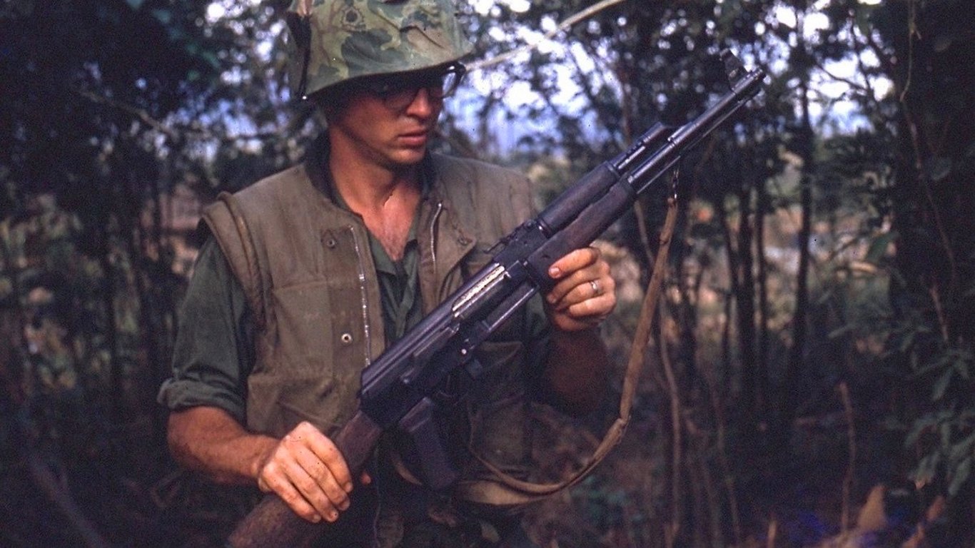 Kalašnikov, metla na americké vojáky Vietnamské války, která rozstřílela i strom a byla velice spolehlivá. Mnozí Američané si ji přivlastnili