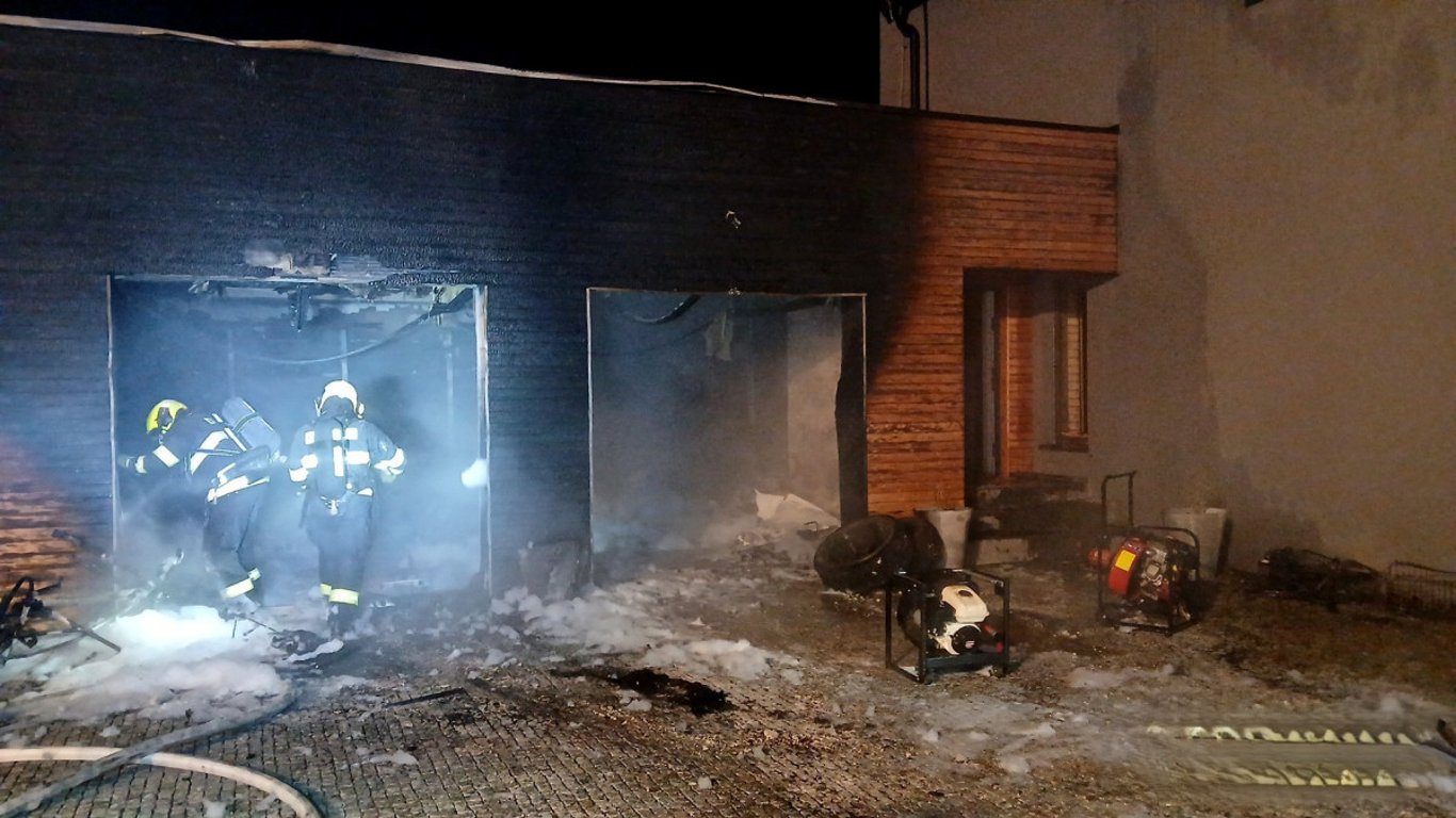 Elektrokoloběžka na nabíječce způsobila požár se škodou za 1,5 milionu korun