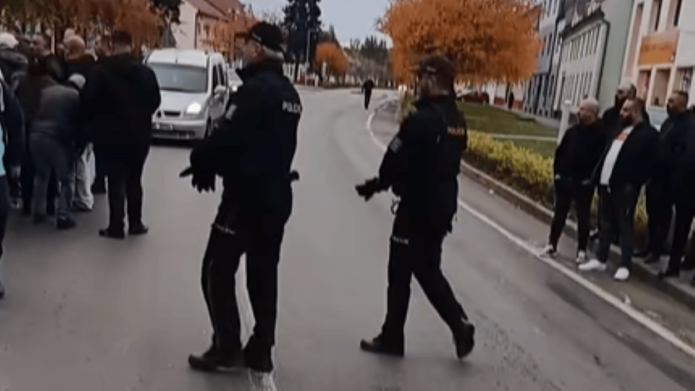 VIDEO: Olašský soud vylekal Bedihošť. Vesnici museli obšancovat policisté