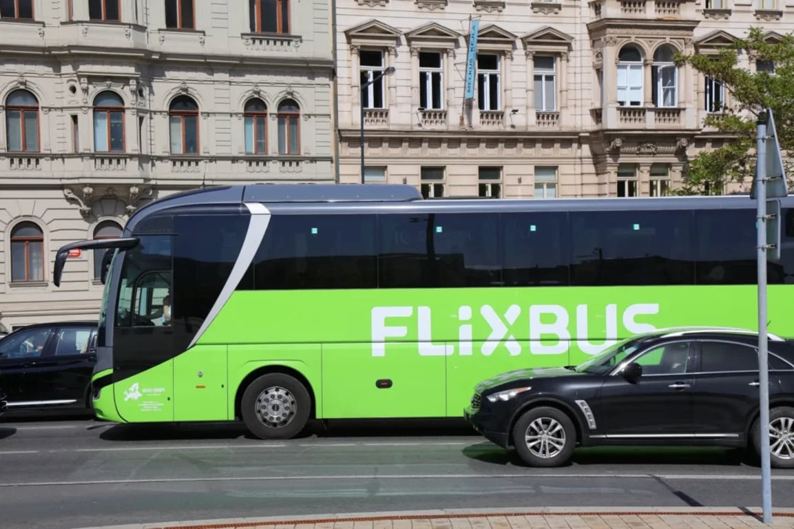 Zelený autobus Flixbusu ve městě