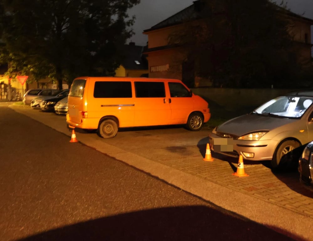 Opilý řidič při parkování poškodil zaparkované vozidlo. Z místa nehody odešel